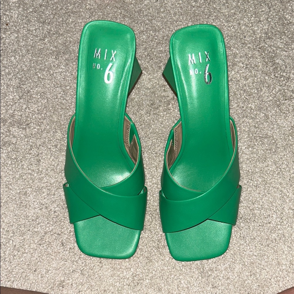 Mix No. 6 Green Heeled Shoes with Modern Design